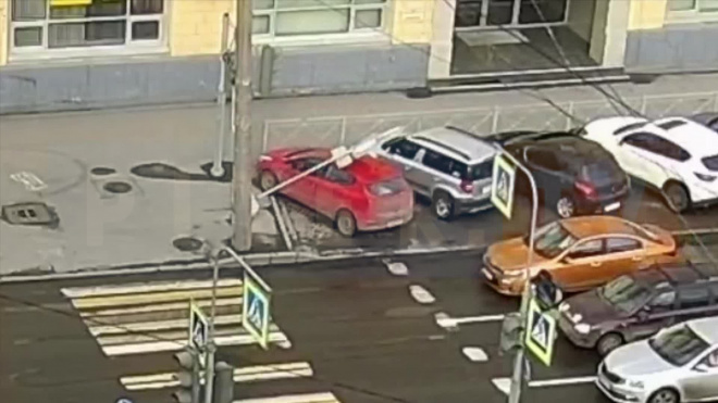 В Петроградском районе на автомобиль рухнул дорожный знак