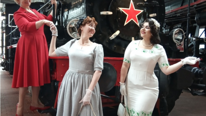 Показ мод, живая музыка и вагон-библиотека: петербуржцев приглашают в "Винтажное путешествие"