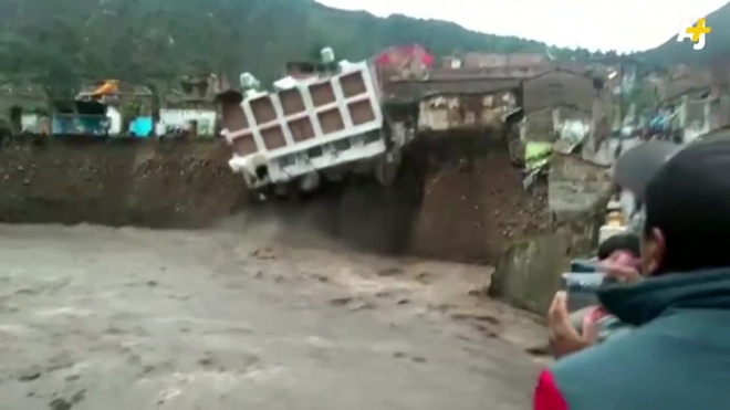 Появилось видео падения трехэтажного отеля в реку в Перу