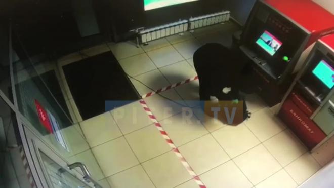 Попытка ограбления банкомата на Большевиков попала на видео