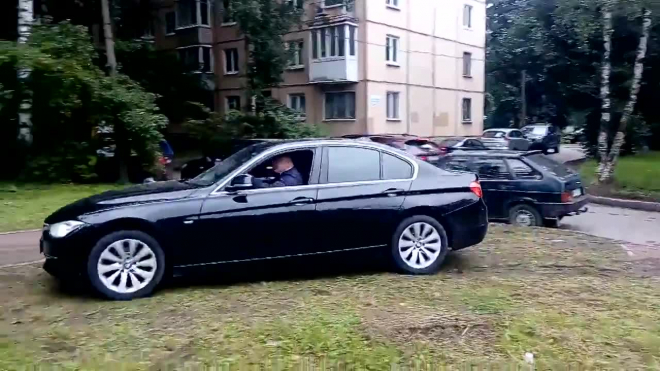 Водители Петербурга агрессивно объезжают пробки по дворам рядом с детскими учреждениями и школой для слепых