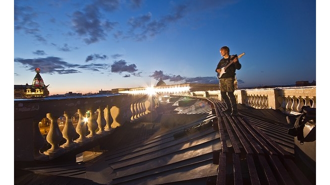 Школьник-руфер устроил концерт на крыше Казанского собора