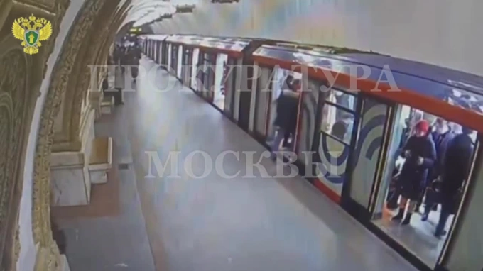 Мужчина разбил ногой стеклянную створку двери вагона поезда на станции метро 