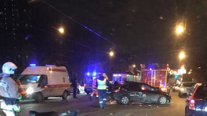 Страшная авария на Энгельса: автомобиль такси впечатался в трамвай