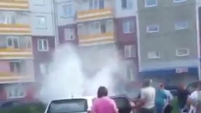 В Красноярске загорелась машина с двумя маленькими детьми внутри