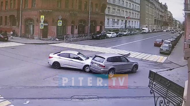 В центре Петербурга две иномарки столкнулись на перекрестке 