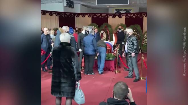 Церемония прощания с хоккеистом Тимуром Файзутдиновым прошла в Челябинске