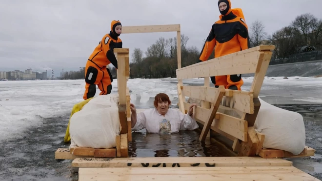 Видео: крещенские купания в Петербурге 