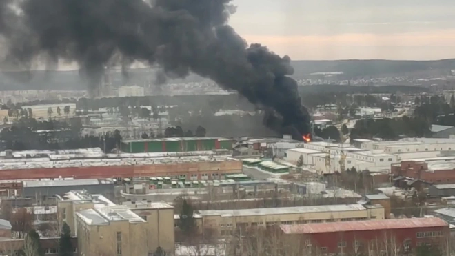 В Екатеринбурге на территории промзоны произошел взрыв