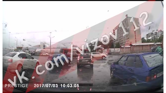 Появилось видео жуткого ДТП в Казани: автоледи вылетела на трамвайные пути 
