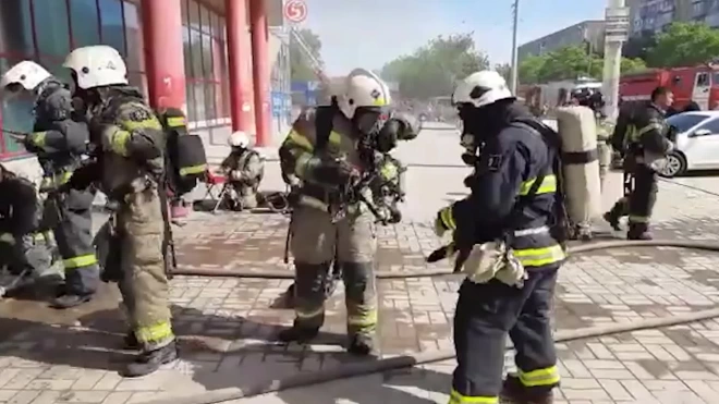 В Астрахани загорелся торговый центр