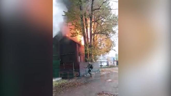 На Киевской горит деревянное здание 