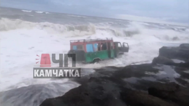 На Камчатке три автомобиля смыло в море во время прилива