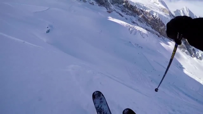 Опасное видео из Швейцарии: горнолыжник упал в расщелину