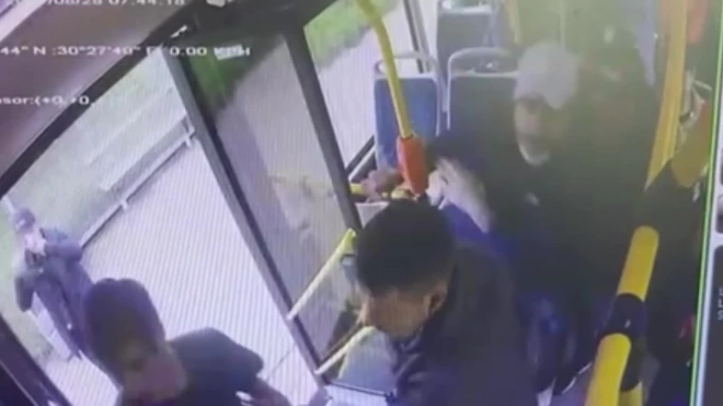 Полиция нашла безбилетников, которые полезли в драку с кондуктором автобуса