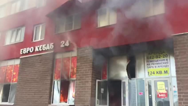На проспекте Героев сгорело кафе с шавермой 