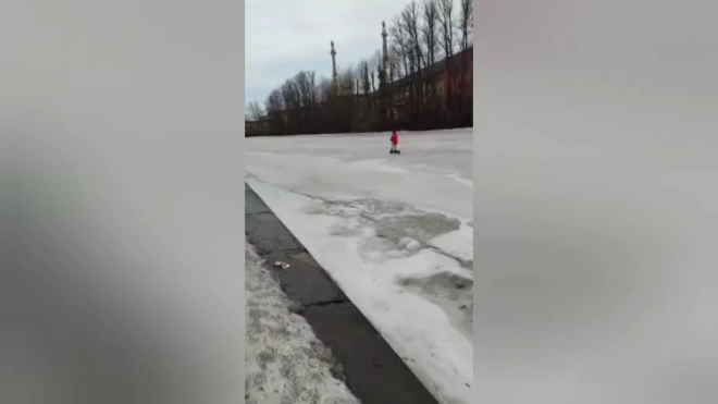 Петербуржец прокатился по льду Фонтанки на электросамокате