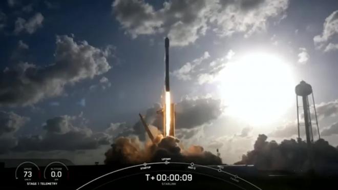 SpaceX запустила ракету с 54 спутниками на борту