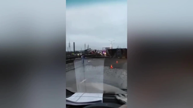 На Новоприозерском шоссе сгорел грузовой автомобиль. На месте ДТП образовалась пробка