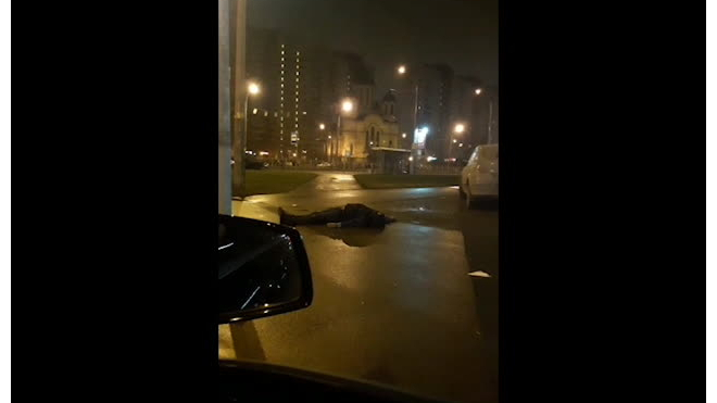 Очевидцы: на Клочковом переулке врачи скорой помощи оставили человека лежать на асфальте 