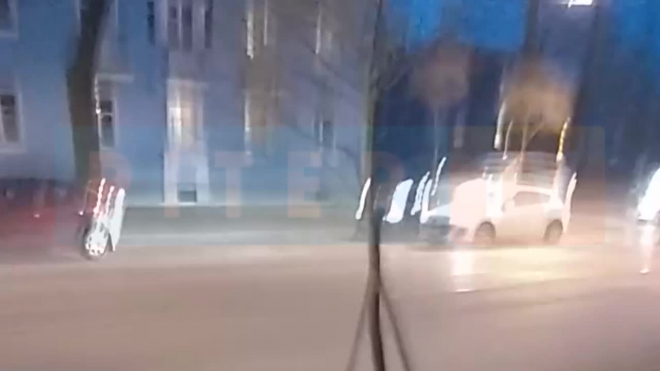 В Приморском районе пьяный мужчина разбил лобовое стекло при столкновении с авто-леди
