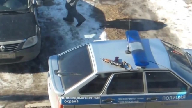 В городе Чусовой полицейский увлекся гаджетом и забыл автомат на крыше автомобиля