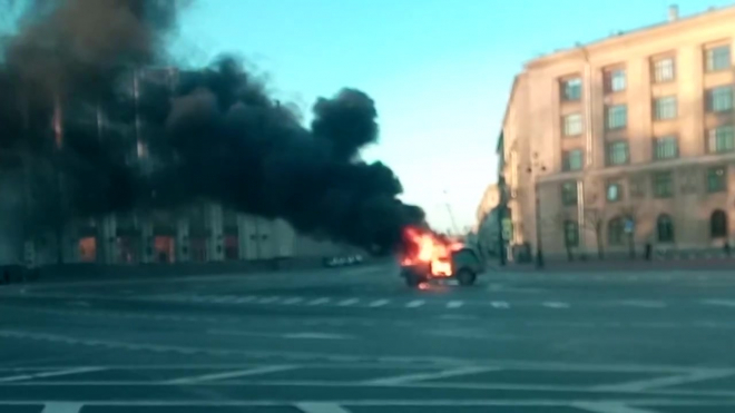 Видео: дальнобойщики в знак протеста подожгли автомобиль напротив Смольного