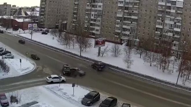 Видео из Тюмени: в массовой аварии пострадали 5 машин