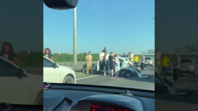 Появилось видео смятой легковушки попавшей в аварию на внутренней стороне КАД 