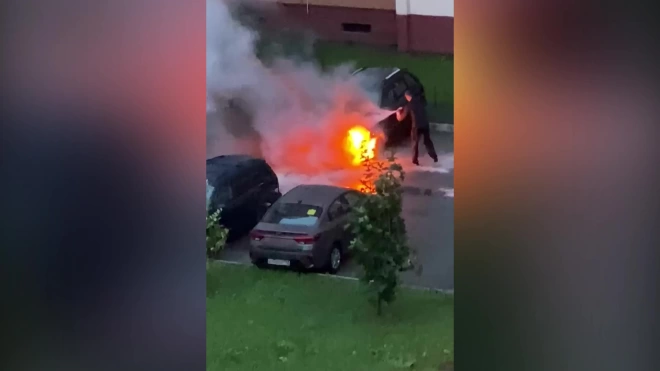 Петербуржцы пытались самостоятельно потушить автомобиль в Горелово