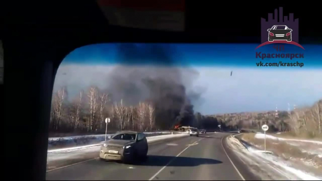 Видео: под Красноярском после ДТП сгорела фура