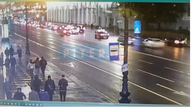 Появилось видео аварии на Невском проспекте с "Мерседесом", "таксистом" и троллейбусом
