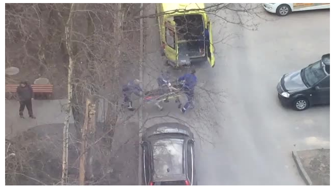 На улице Подвойского в Петербурге мужчина выпал из окна
