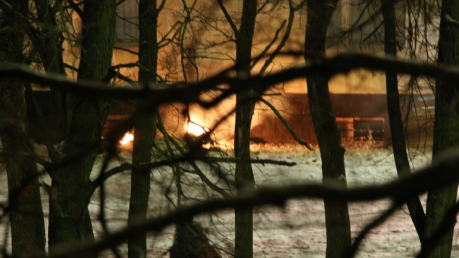 Фото: спасатели выбросили из окна квартиры горящий диван