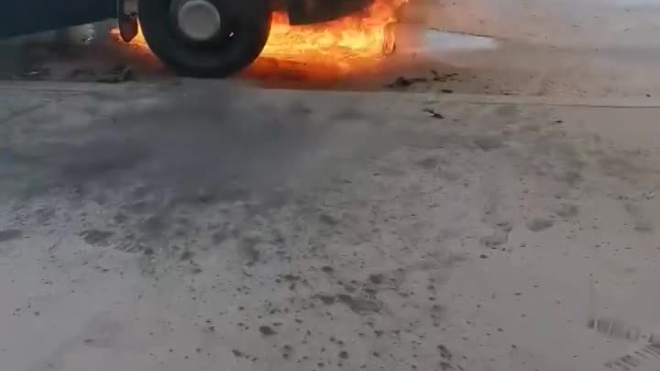 Видео: в Московском районе горит грузовой фургон