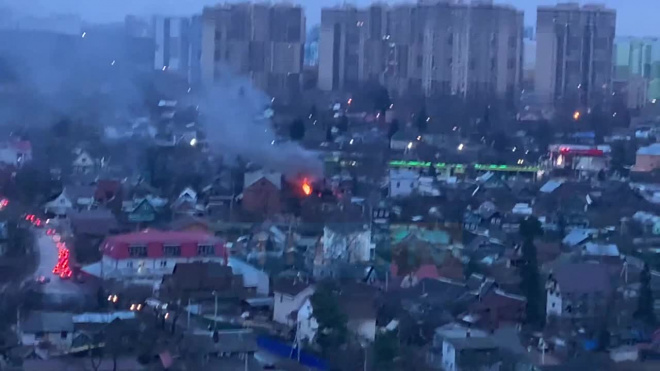 Около станции метро "Девяткино" загорелся жилой дом