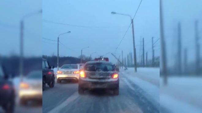 На Петергофском шоссе "Лексус" снес дорожный столб