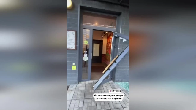 В Петербурге ветер выбил окна в двух пекарнях