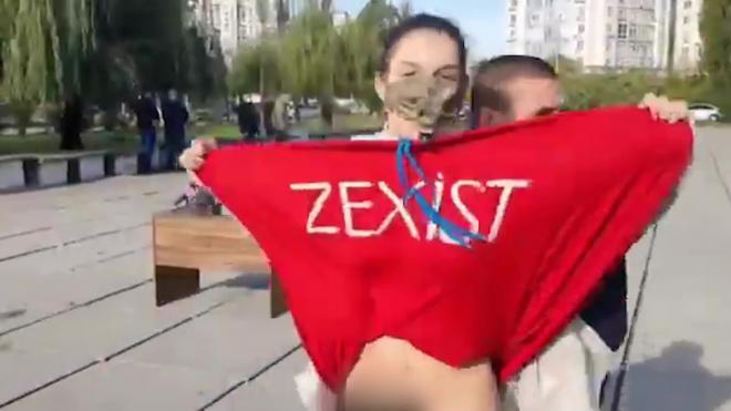 На избирательном участке Зеленского задержали активистку Femen