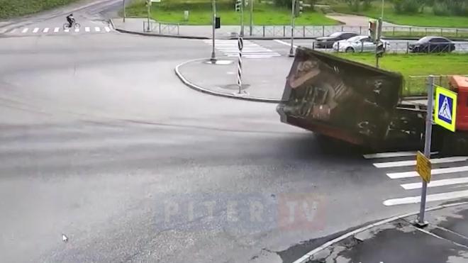 Видео: фура потеряла контейнер на проезжей части в Красносельском районе 