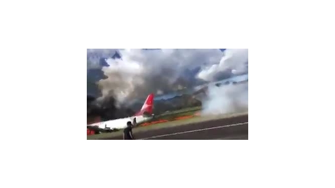  Жуткое видео из Перу: пассажирский самолет загорелся при посадке