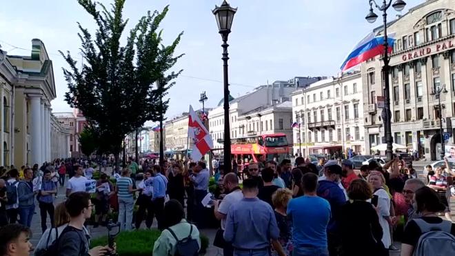 Активисты снова собрались у Гостиного Двора в поддержку Алексея Навального, жителей Хабаровска и Белоруссии 