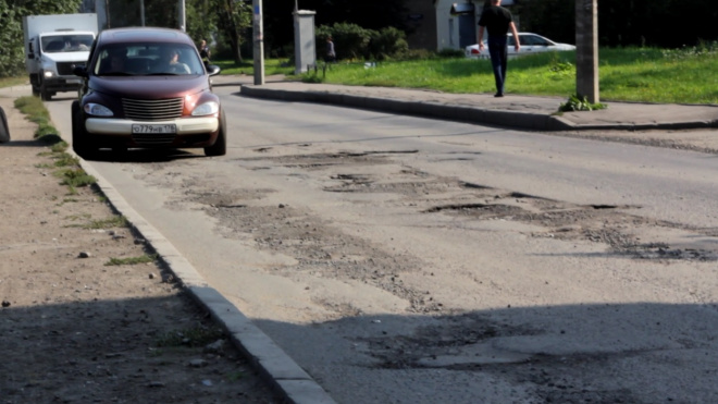 Жители микрорайона Уткина Заводь возмущены ямами на дорогах и тротуарах