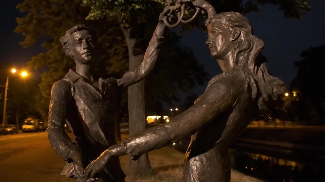 В Колпино памятник счастливым молодоженам получил подсветку