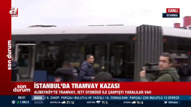 В Стамбуле трамвай столкнулся с автобусом