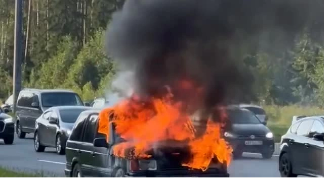 Видео: на Парашютной полыхает Range Rover