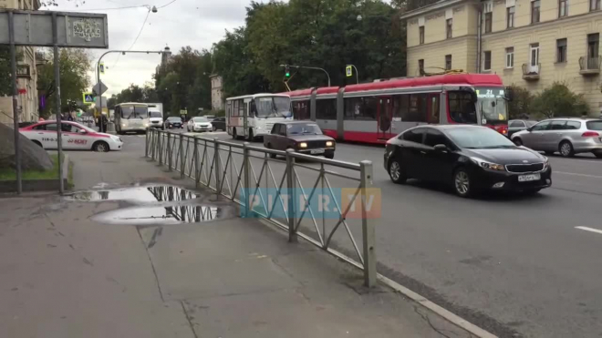 Видео: на Энгельса две иномарки столкнулись на трамвайных путях