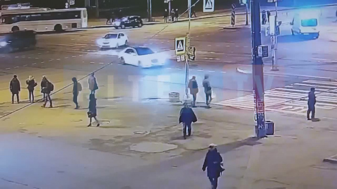 Авария с пешеходами на Большевиков спровоцировала еще одно ДТП