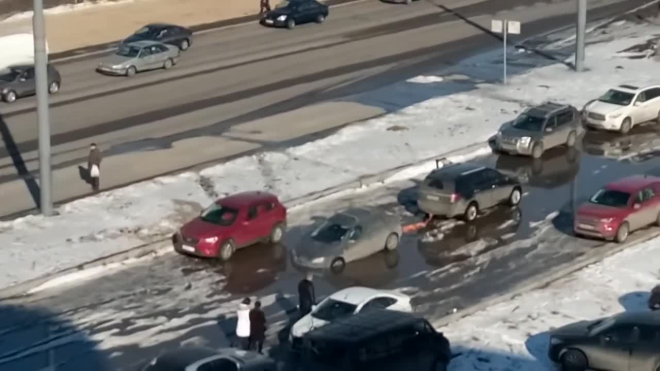 Видео: на Богатырском появилась лужа с сюрпризом