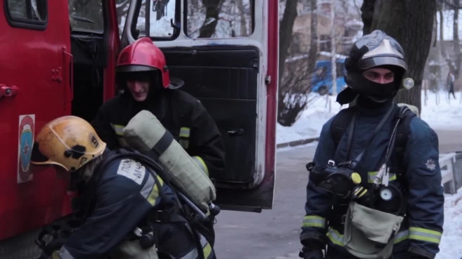 Горящий пластик на заводе «Вимм-Билл-Данн» в Петербурге тушили 14 пожарных расчетов